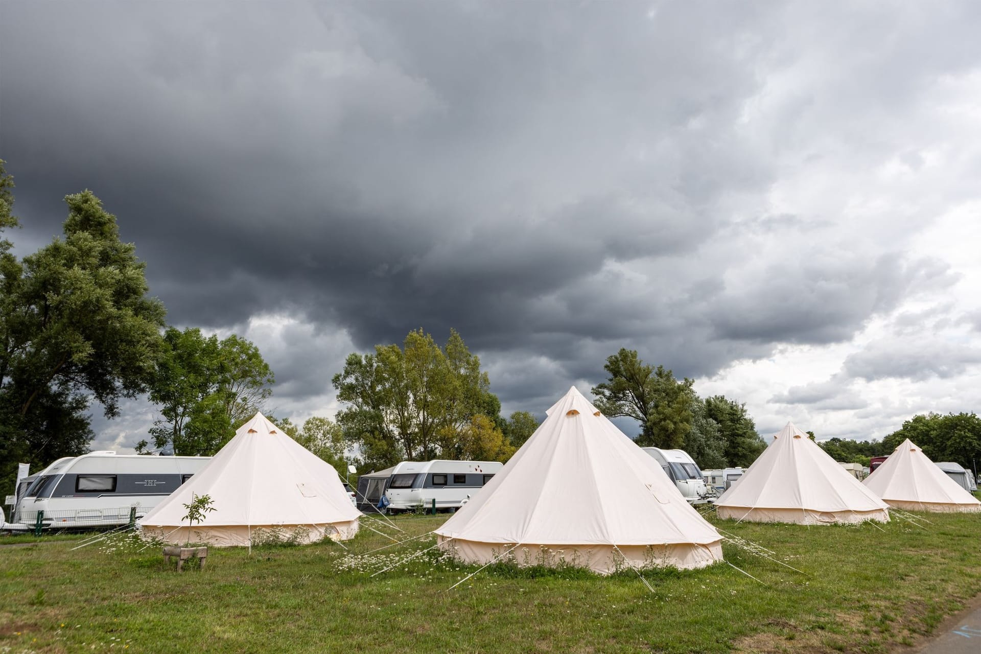 Zelte unter einem sich zusammenbrauenden Unwetter