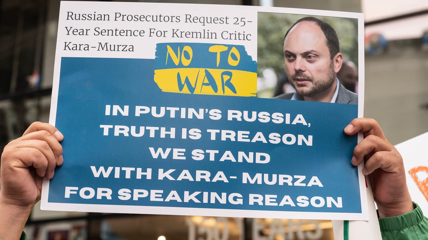 Protestierende in New York City fordern die Freilassung von Wladimir Kara-Mursa im Frühsommer 2023: nachdem er zwei Giftattacken überlebt hat, ist er nun 25 Jahre lang in einem Straflager eingesperrt.