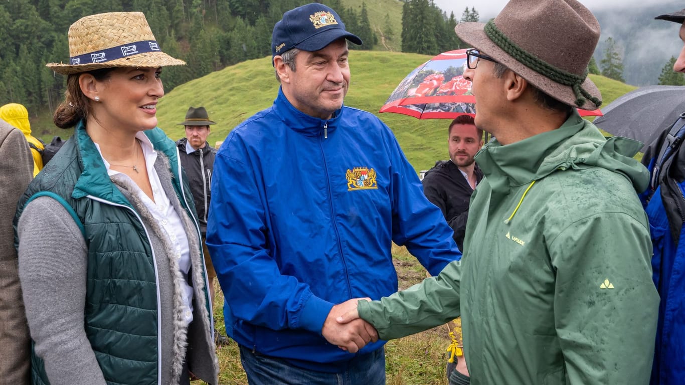 CSU-Staatsministerin für Landwirtschaft, Michaela Kaniber (links) und Ministerpräsident Markus Söder, (CSU) empfangen Grünen-Minister Cem Özdemir auf der Alm.