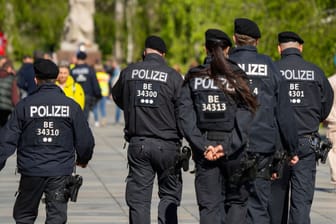 Polizisten in Berlin (Symbolbild): Für sie soll eine Entschädigung eingerichtet werden.