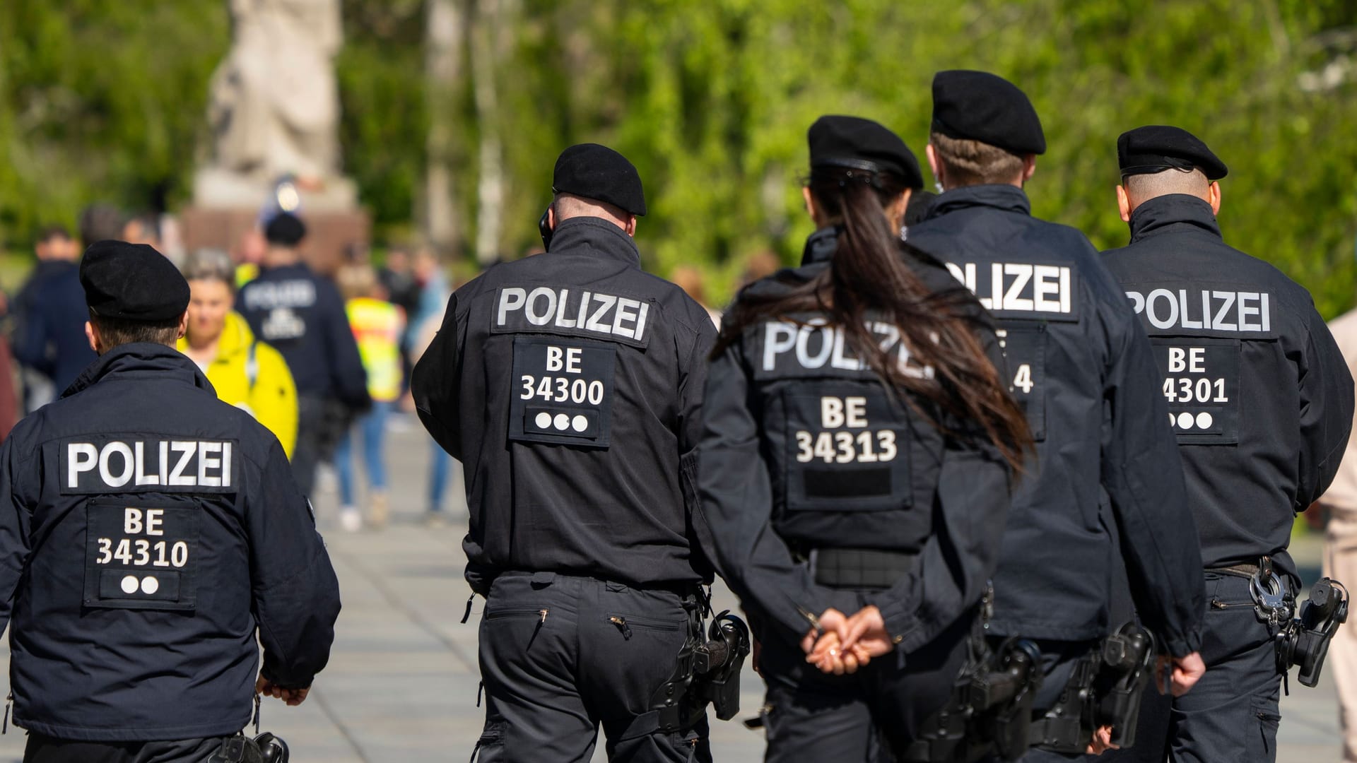 Polizisten in Berlin (Symbolbild): Für sie soll eine Entschädigung eingerichtet werden.