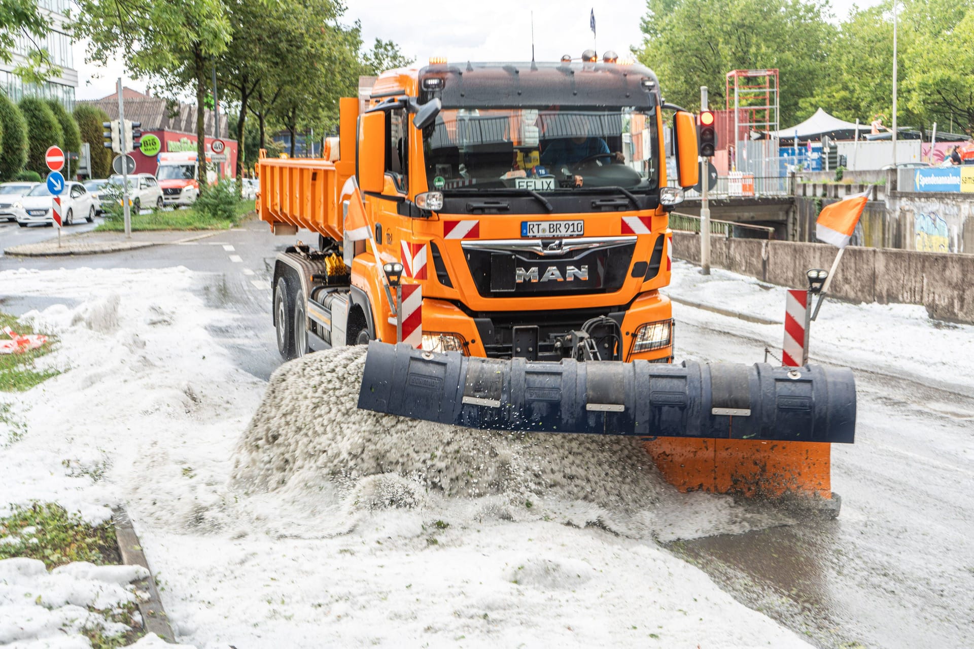 Ein Schneepflug räumt in Reutlingen die Straße frei: Mitten im August hat ein massiver Hagelschauer für Ausnahmezustand gesorgt.