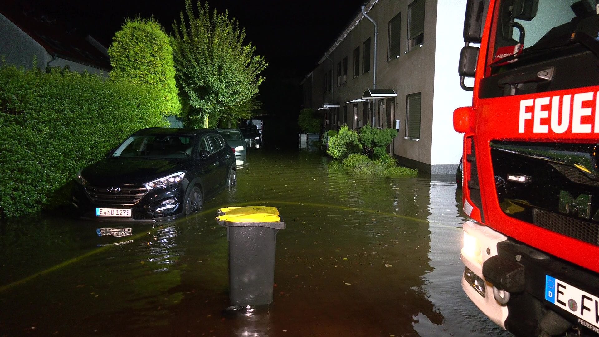 Wassermassen auf den Straßen: In Essen waren Wohnhäuser nicht mehr zu Fuß erreichbar.