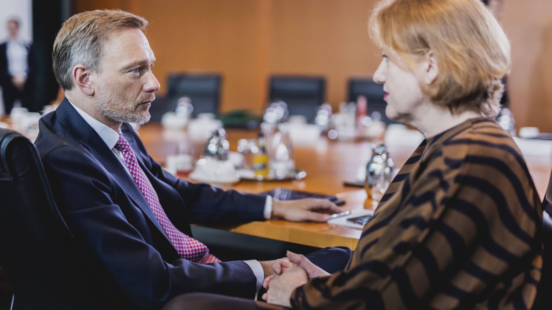 Finanzminister Christian Lindner (FDP) und Familienministerin Lisa Paus (Grüne) bei einer Kabinettssitzung: In Sachen Kindergrundsicherung scheint die Stimmung geladen.