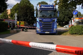 Hamburg Groß Flottbek - LKW überrollt Person - tot