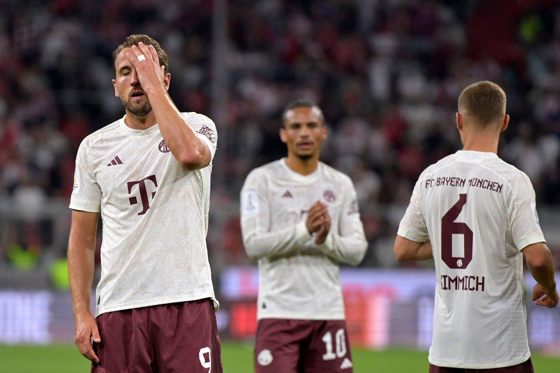 Harry Kane (links) enttäuscht: Bei seinem Bayern-Debüt setzte es eine deutliche Pleite.