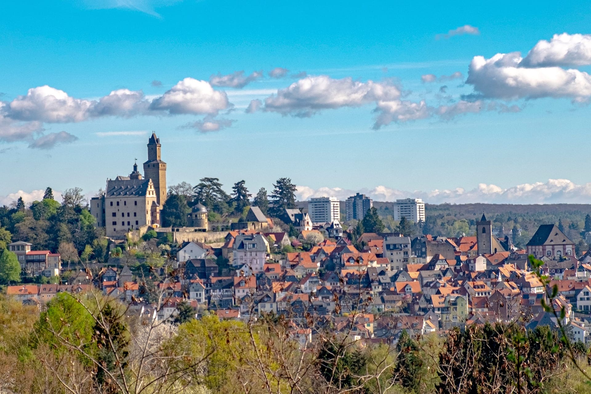 Ein Blick auf Kronberg und die Burg (Archivbild): In dem Frankfurter Vorort im Taunus leben viele Millionäre.