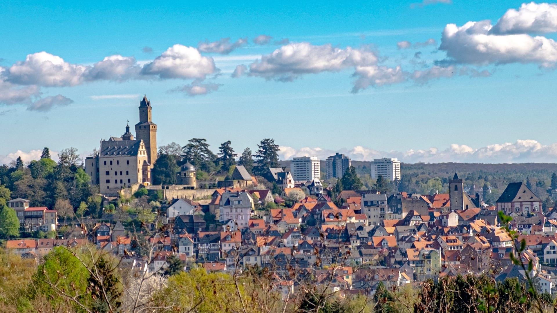 Ein Blick auf Kronberg und die Burg (Archivbild): In dem Frankfurter Vorort im Taunus leben viele Millionäre.