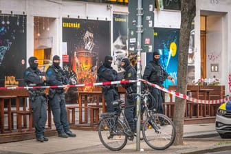 Bereitschaftspolizei in Leipzig: Zwei Lokale wurden durchsucht.