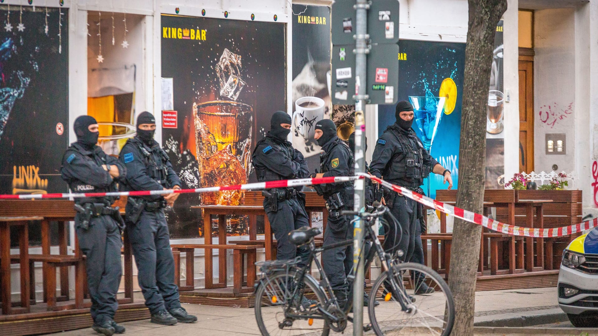 Bereitschaftspolizei in Leipzig: Zwei Lokale wurden durchsucht.