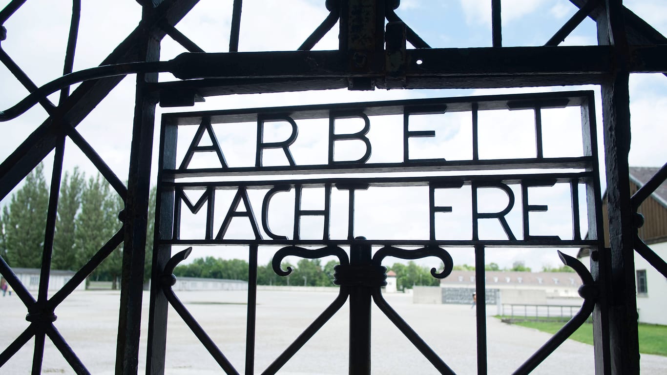 Eingang des ehemaligen Konzentrationslagers Dachau: Das KZ galt als "Schule der Gewalt".
