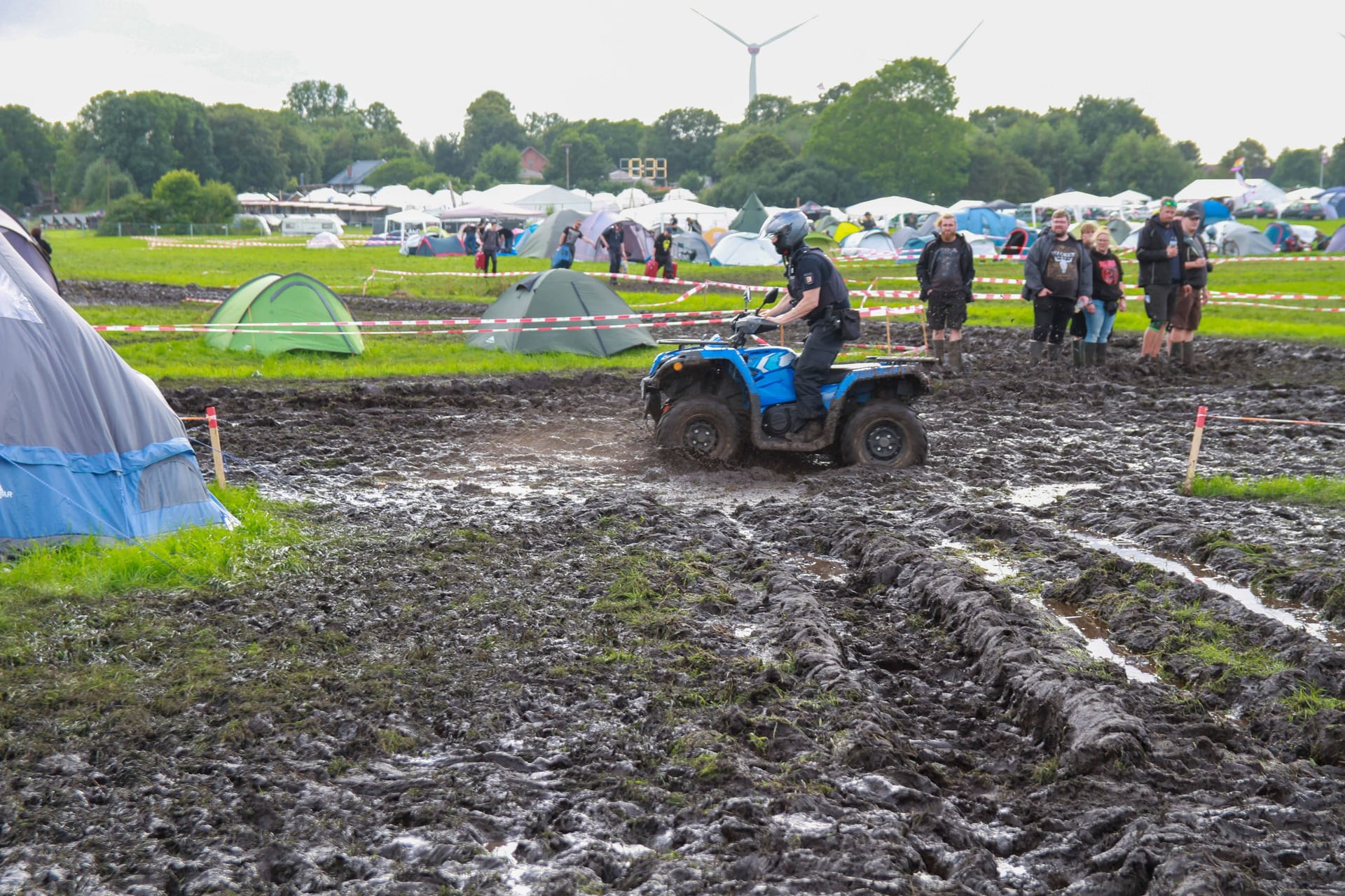 Die Polizei kämpfte sich mit Quads durch den Schlamm auf dem Campingplatz.