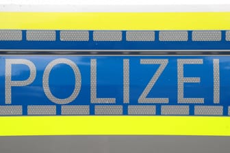 Der Schriftzug "Polizei" auf der Tür eines Streifenwagens