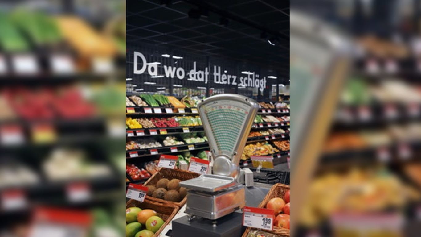 Ein Ruhrpott-Spuch über dem Gemüse: Nostalgiker gehen in einem Bottroper Supermarkt die Herzen auf.
