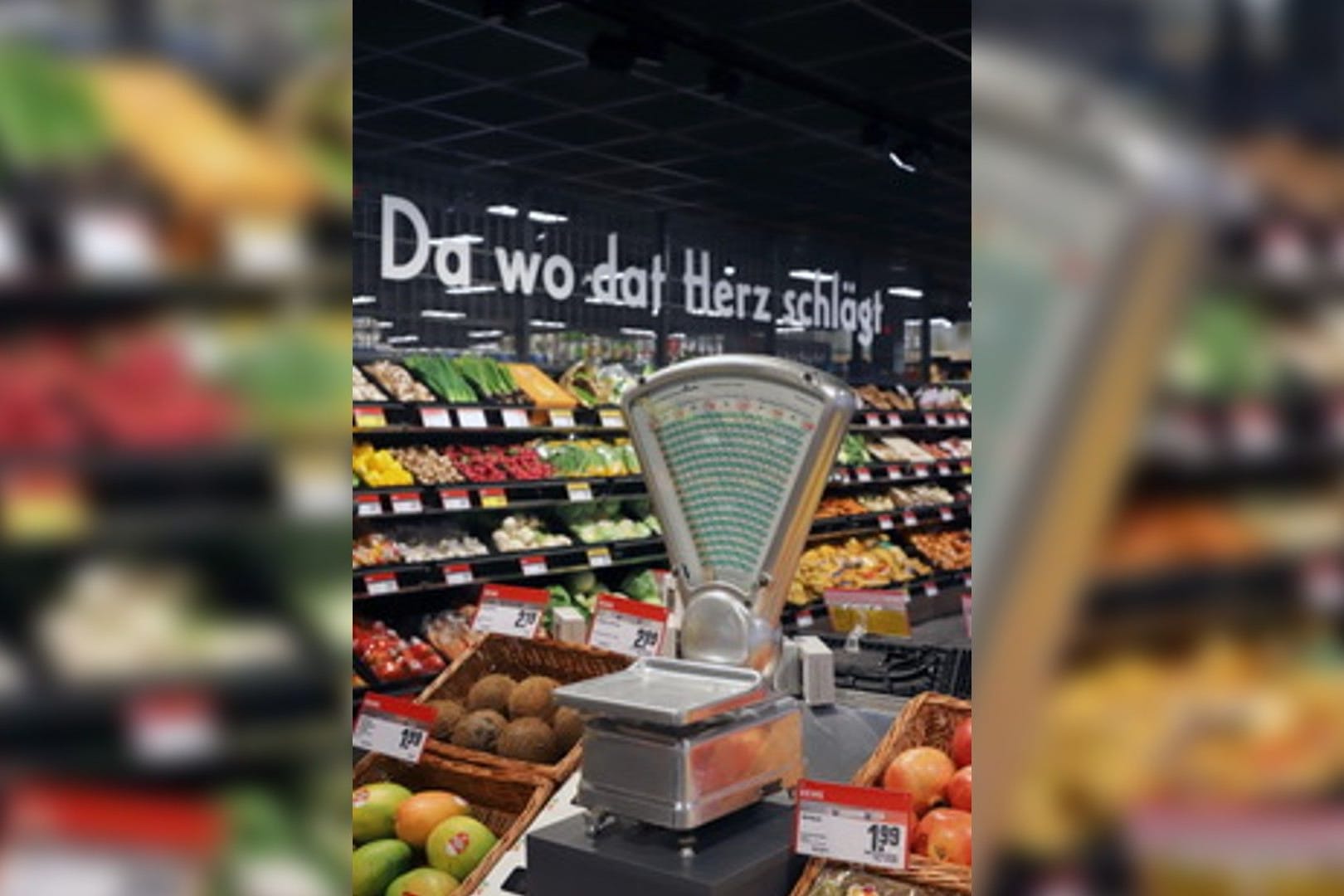 Ein Ruhrpott-Spuch über dem Gemüse: Nostalgiker gehen in einem Bottroper Supermarkt die Herzen auf.