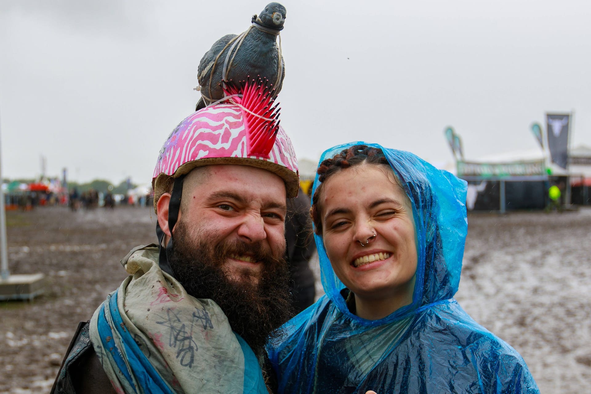 Sie sind schon auf dem Gelände und freuen sich: Die Anreise zum Wacken Open Air 2023 ist unterbrochen.