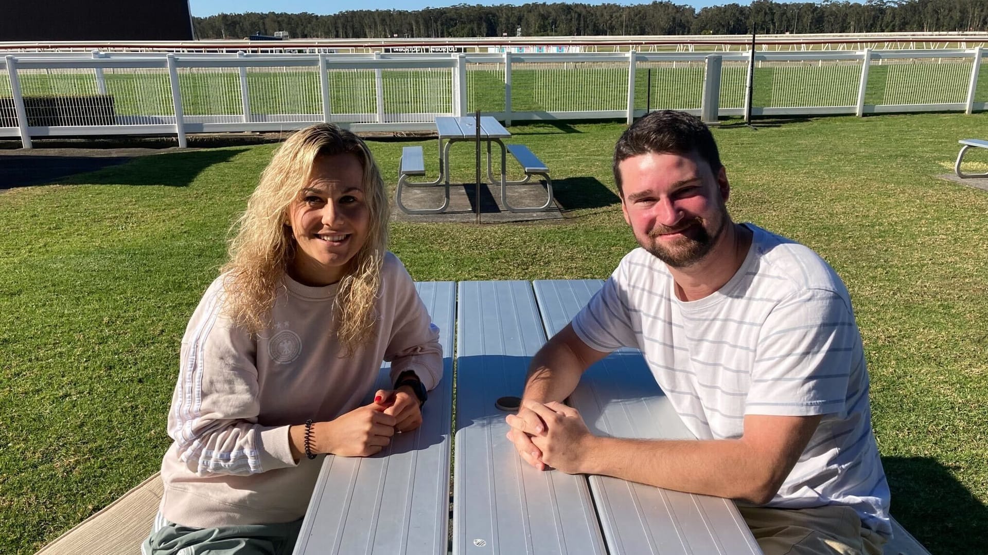 Nationalspielerin Lena Lattwein (li.) im Gespräch mit t-online-Reporter Noah Platschko.