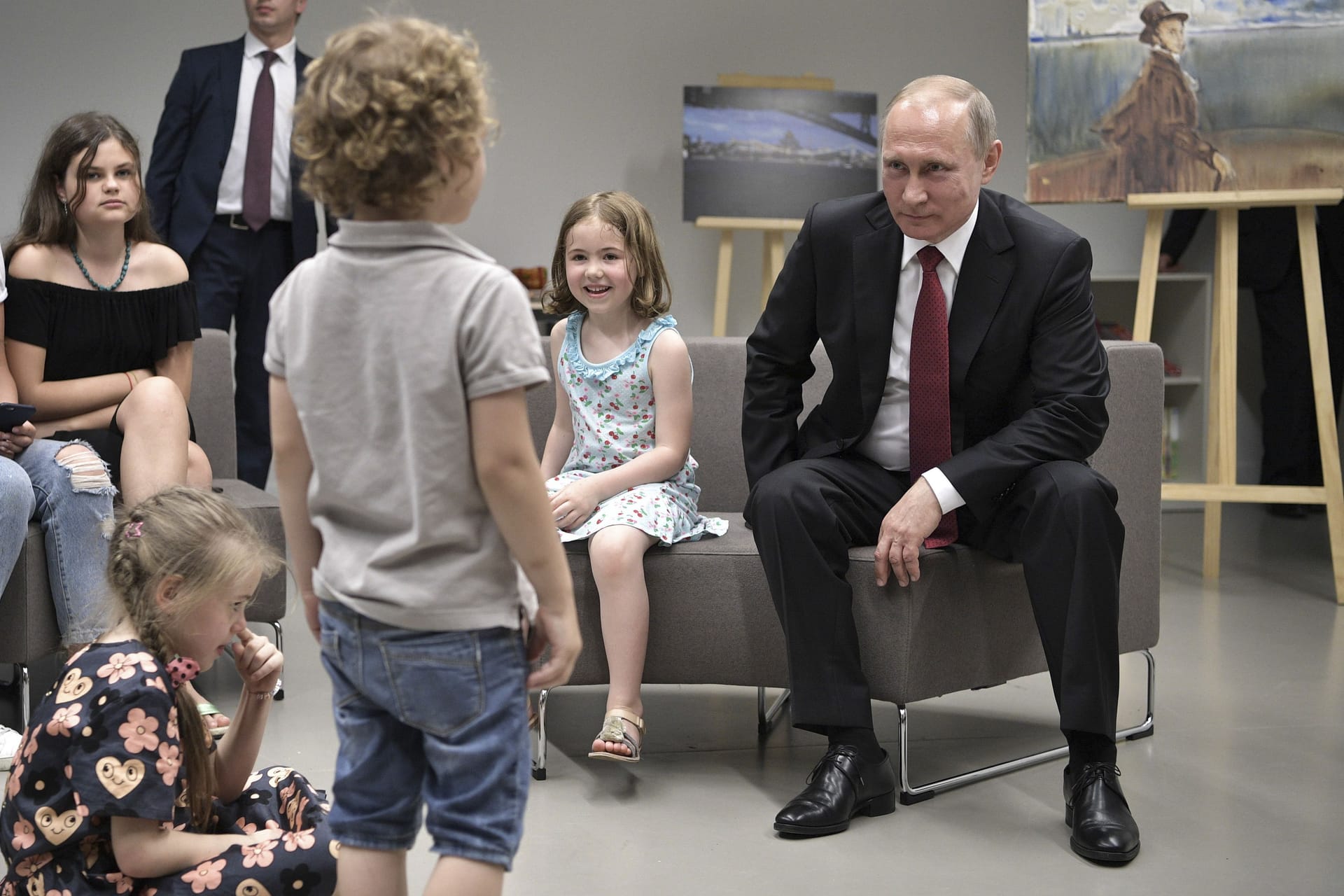 Putin im Museum: 2017 zeigte sich der russische Despot mit Schülern im Pariser Louvre.