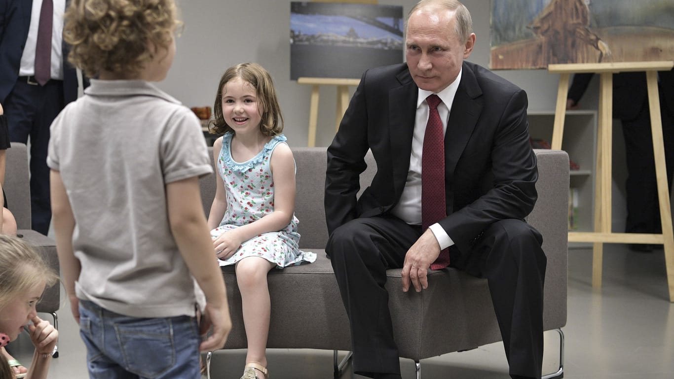 Putin im Museum: 2017 zeigte sich der russische Despot mit Schülern im Pariser Louvre.