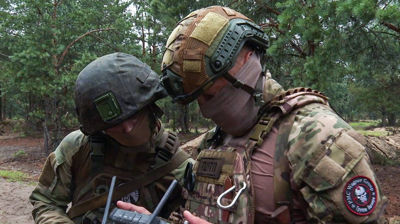 Wagner-Soldaten bei der Ausbildung von Soldaten in Belarus: Offenbar dürfen sie nicht mehr in der Ukraine kämpfen.