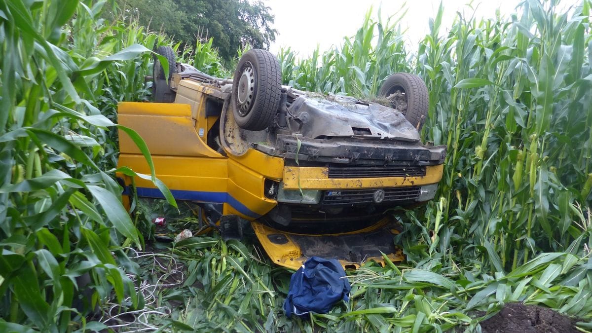 Das Unfallfahrzeug liegt kopfüber im Maisfeld: Danach suchte der Mann das Weite. Das Unfallfahrzeug liegt kopfüber im Maisfeld: Danach suchte der Mann das Weite.