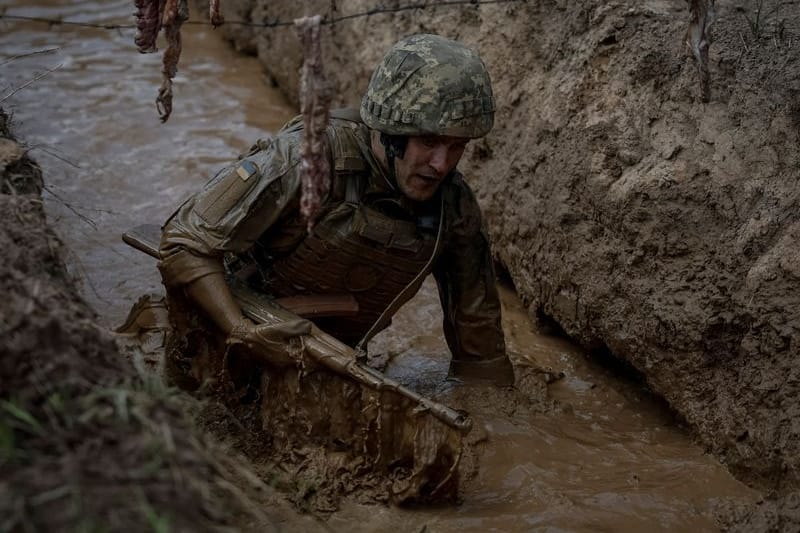 Ukrainische Soldaten bei einem Manöver: Nach der Generalmobilmachung kämpfen auch viele Soldaten ohne Erfahrung gegen die russische Invasion.
