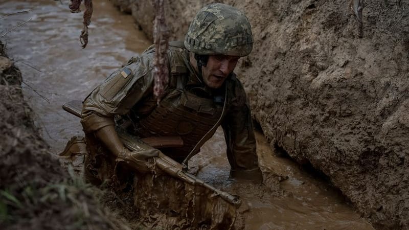 Ukrainische Soldaten bei einem Manöver: Nach der Generalmobilmachung kämpfen auch viele Soldaten ohne Erfahrung gegen die russische Invasion.