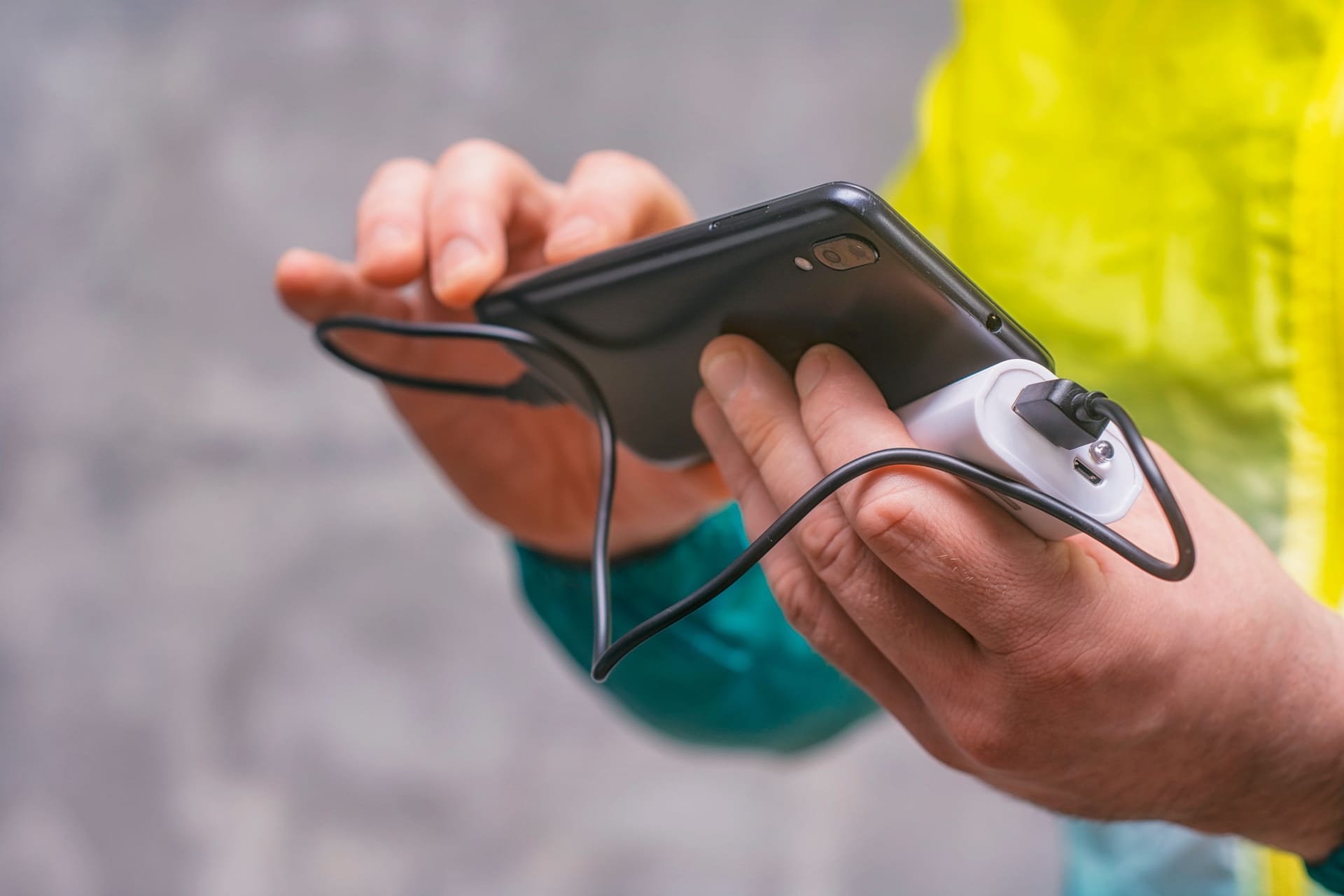 Wenn dem Smartphone der Saft ausgeht, lädt eine Powerbank den Akku wieder auf.