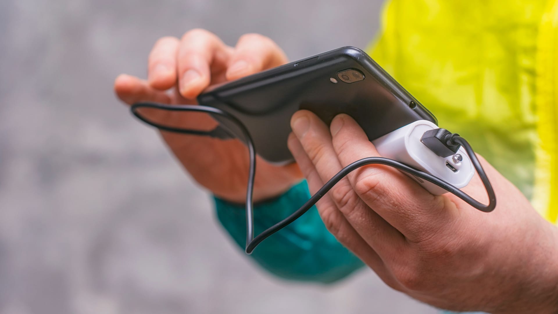 Wenn dem Smartphone der Saft ausgeht, lädt eine Powerbank den Akku wieder auf.