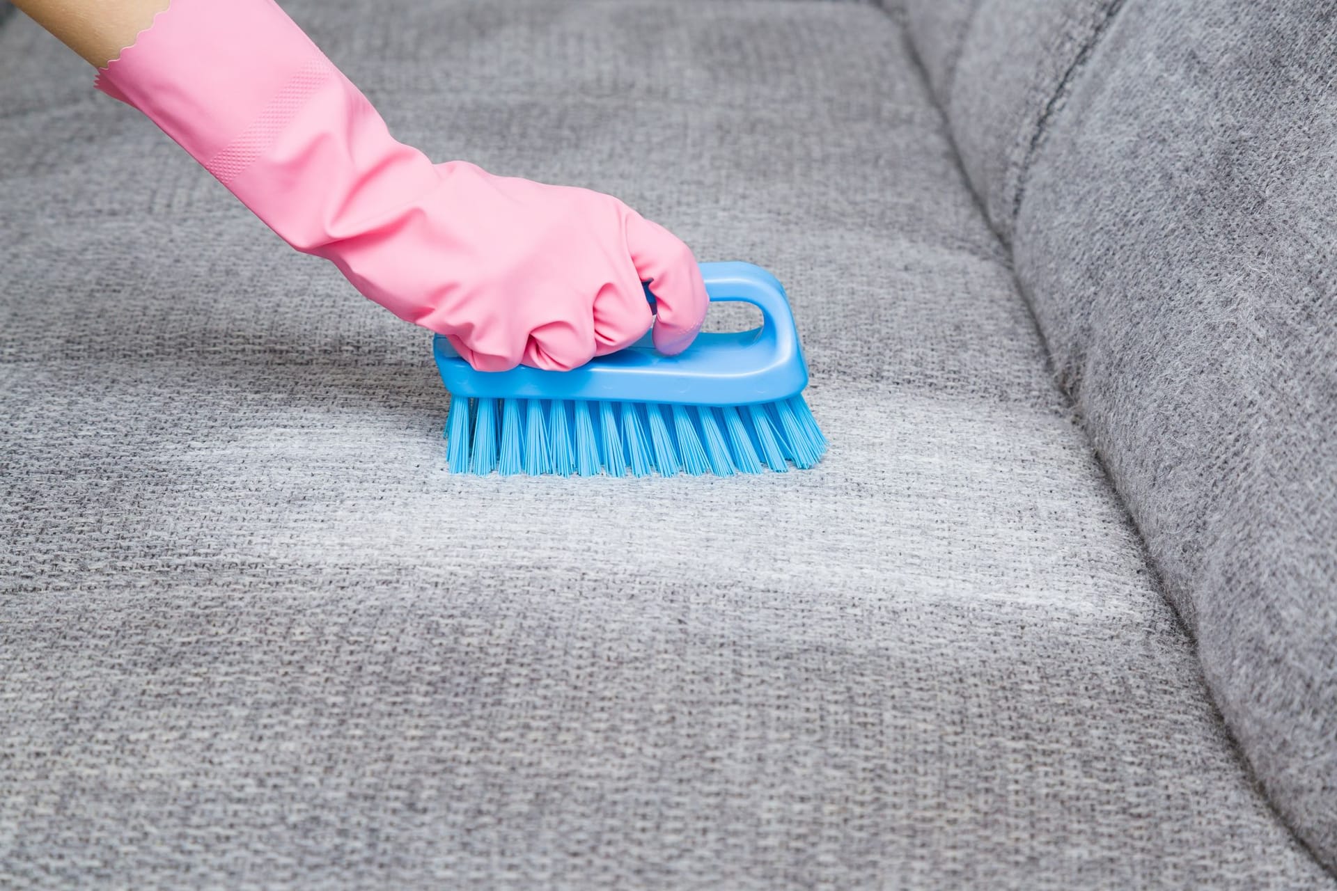 Mit Geduld lassen sich auch hartnäckige Blutflecken aus dem Sofa entfernen.