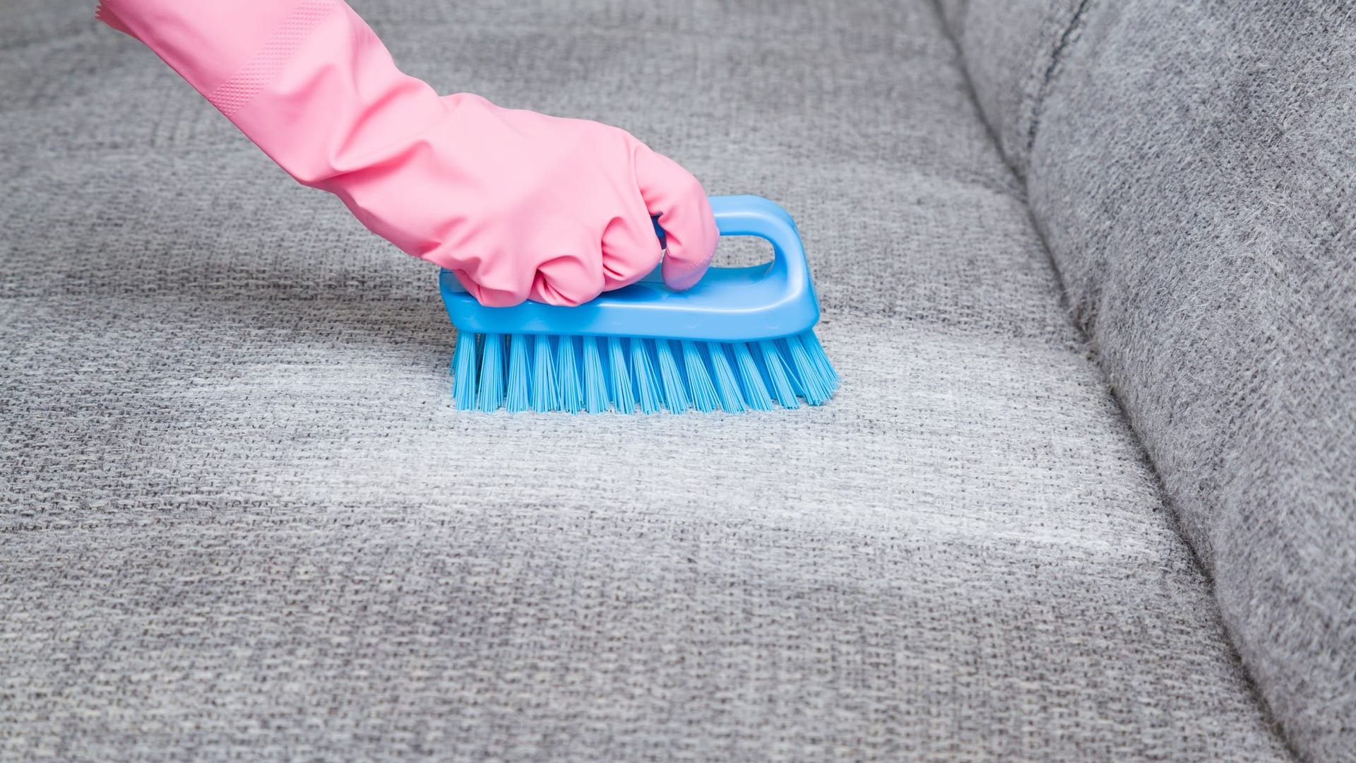 Mit Geduld lassen sich auch hartnäckige Blutflecken aus dem Sofa entfernen.