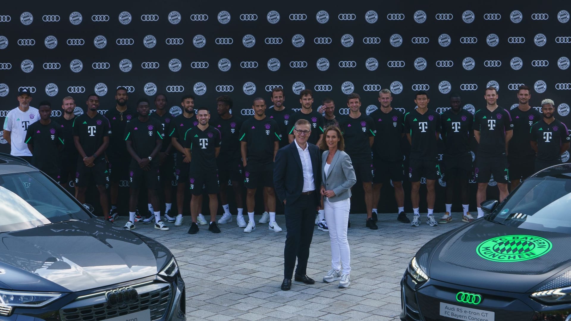 Übergabe in Ingolstadt: Von Bayern-Sponsor Audi erhalten die Spieler zu Beginn jeder Saison neue Dienstwagen.