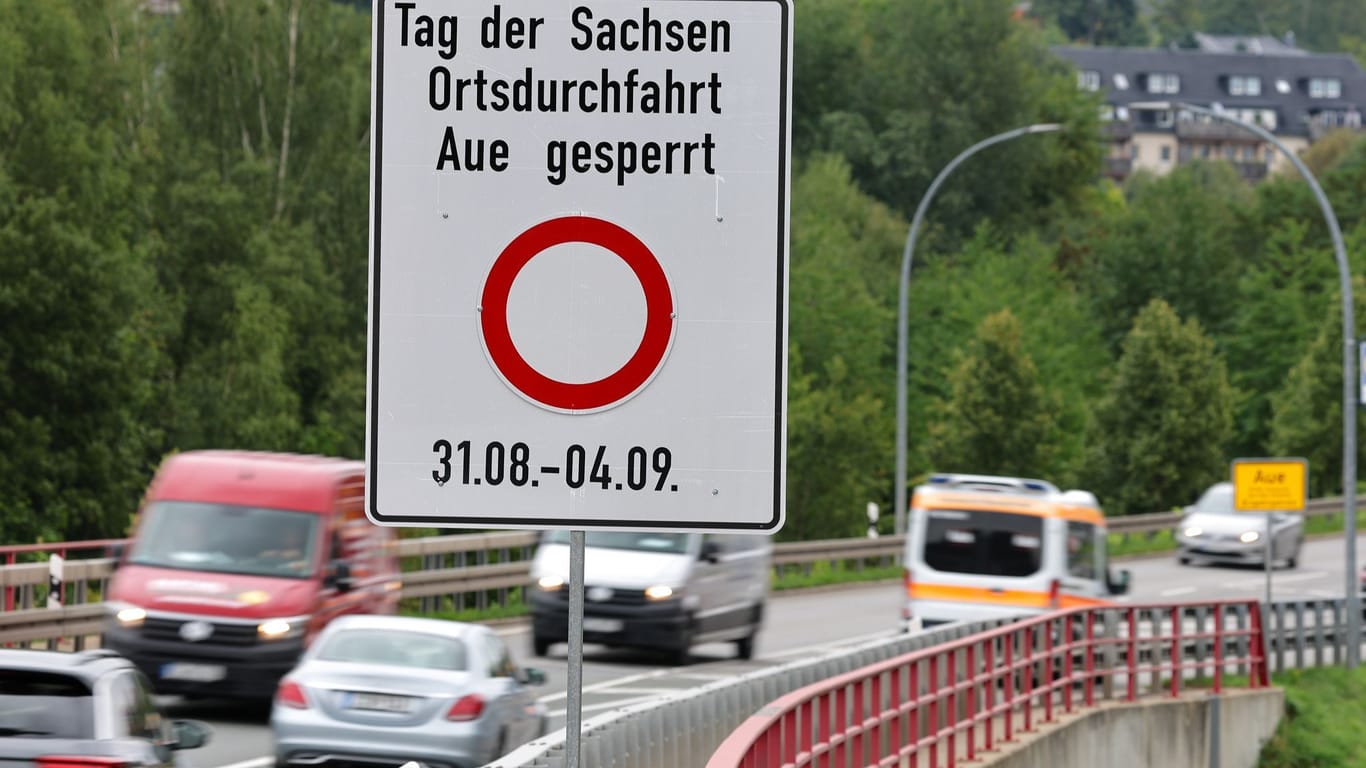 Ein Verkehrsschild weist am Ortseingang auf Sperrungen im Zusammenhang mit dem «Tag der Sachsen» hin. Erstmals seit 2019 wird Anfang September wieder das größte Heimat- und Vereinsfest im Freistaat gefeiert.