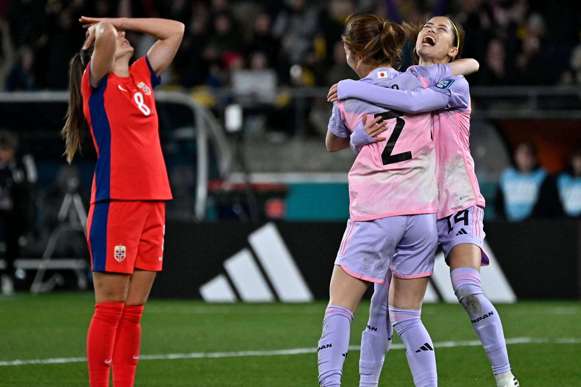 Japans Spielerinnen feiern das Tor von Risa Shimizu, während Norwegen trauert: Im Achtelfinale war für die Skandinavierinnen Schluss.