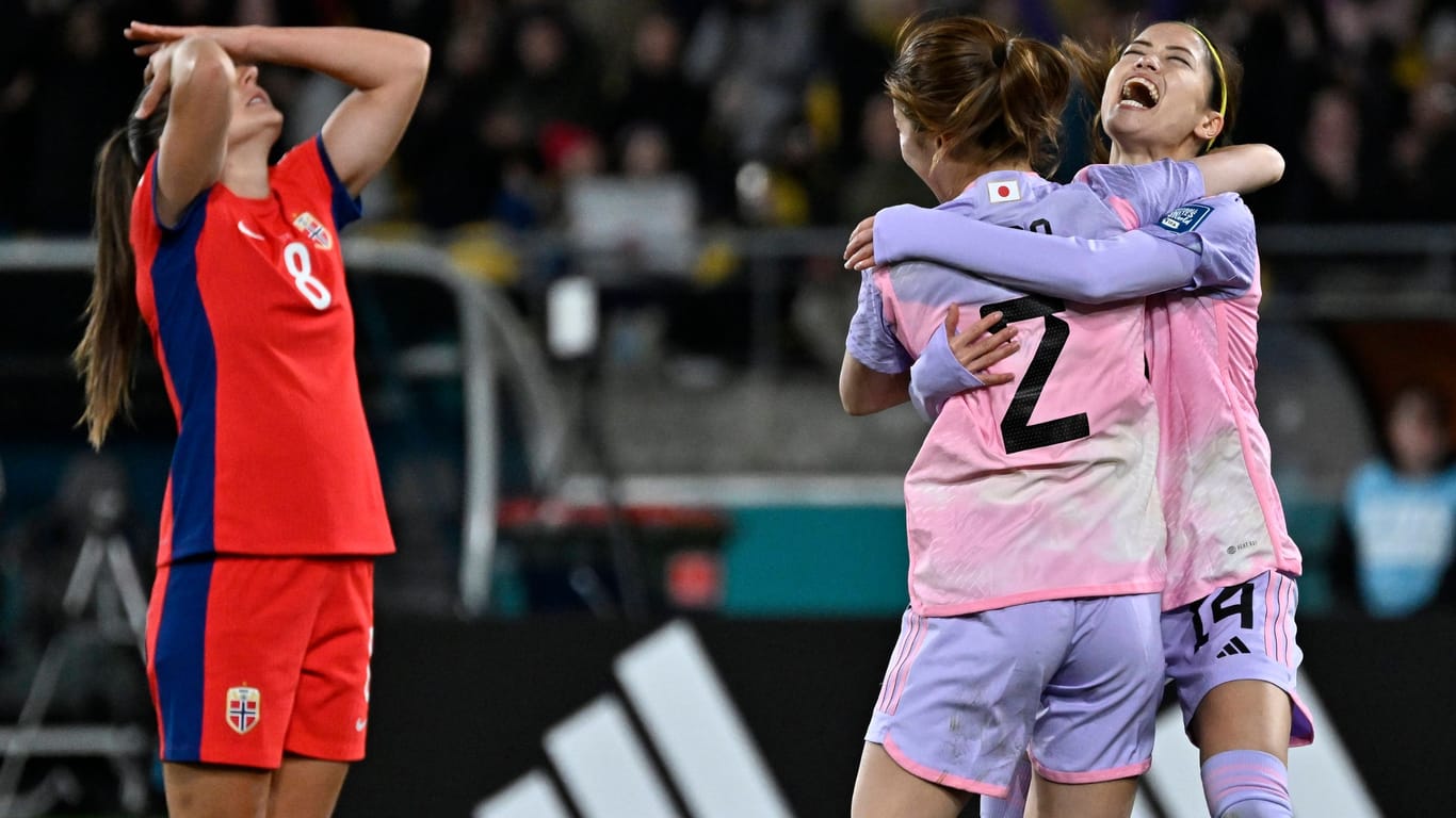 Japans Spielerinnen feiern das Tor von Risa Shimizu, während Norwegen trauert: Im Achtelfinale war für die Skandinavierinnen Schluss.