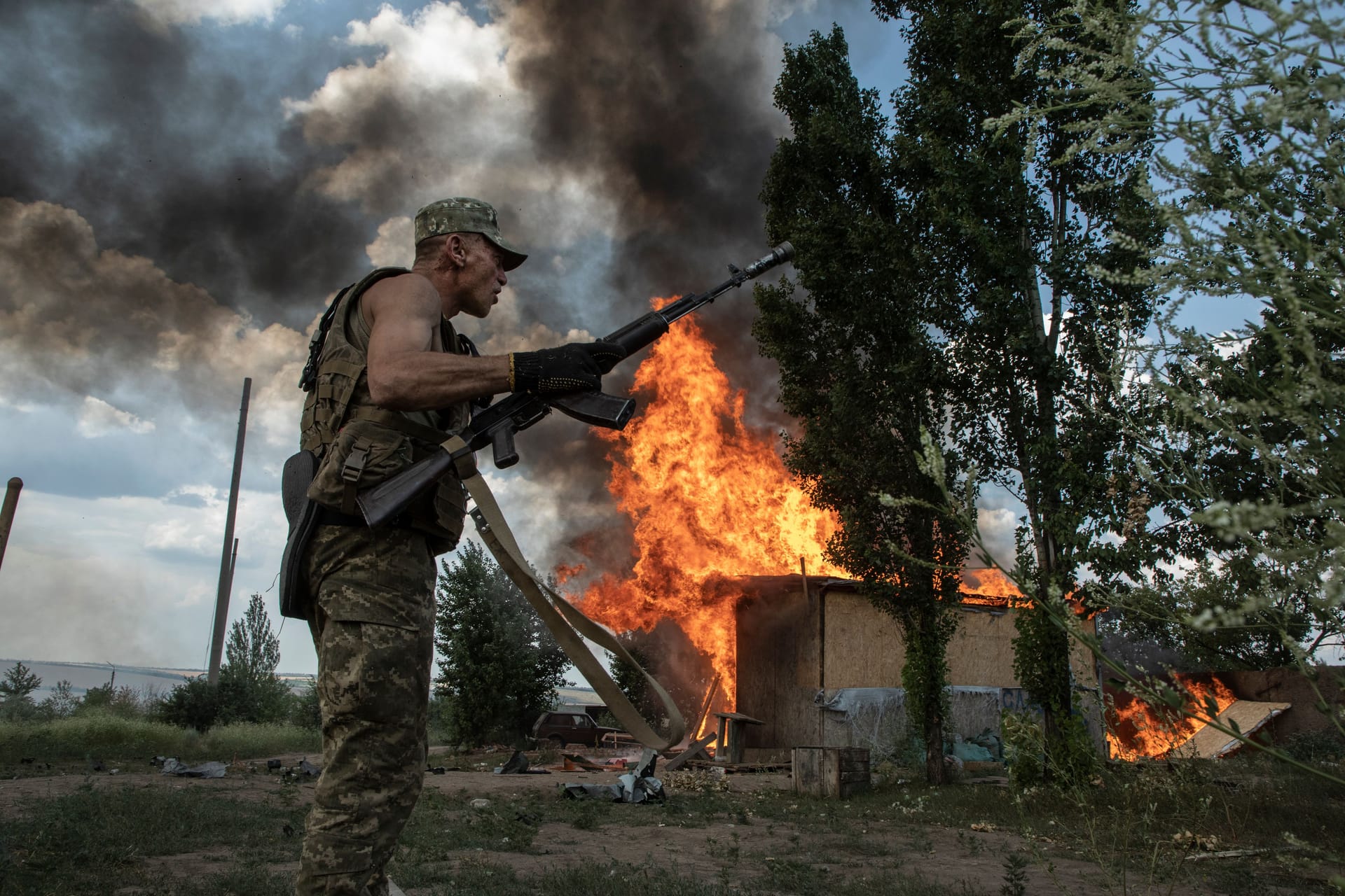 Ein ukrainischer Fallschirmjäger flieht aus dem Schützengraben, nachdem sein Unterstand von einer Granate getroffen wurde (Archivbild).