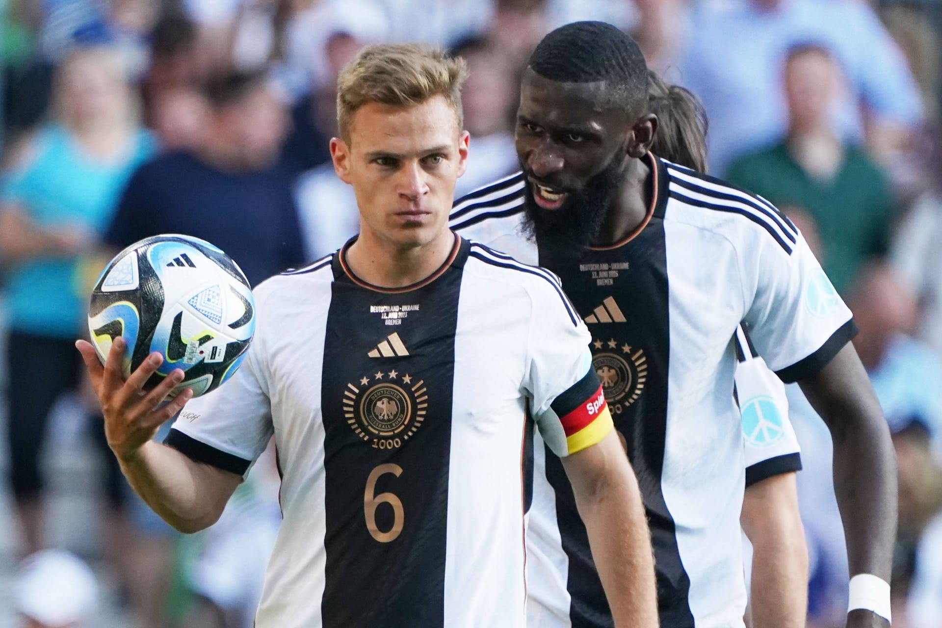 Joshua Kimmich (l.) und Antonio Rüdiger: Bei den beiden Nationalspielern kam es während der WM offenbar zu einem Streitgespräch auf dem Trainingsplatz.