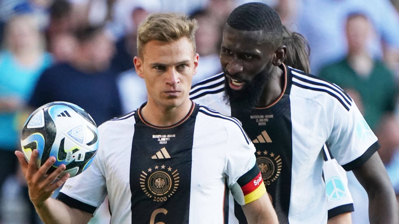 Joshua Kimmich (l.) und Antonio Rüdiger: Bei den beiden Nationalspielern kam es während der WM offenbar zu einem Streitgespräch auf dem Trainingsplatz.