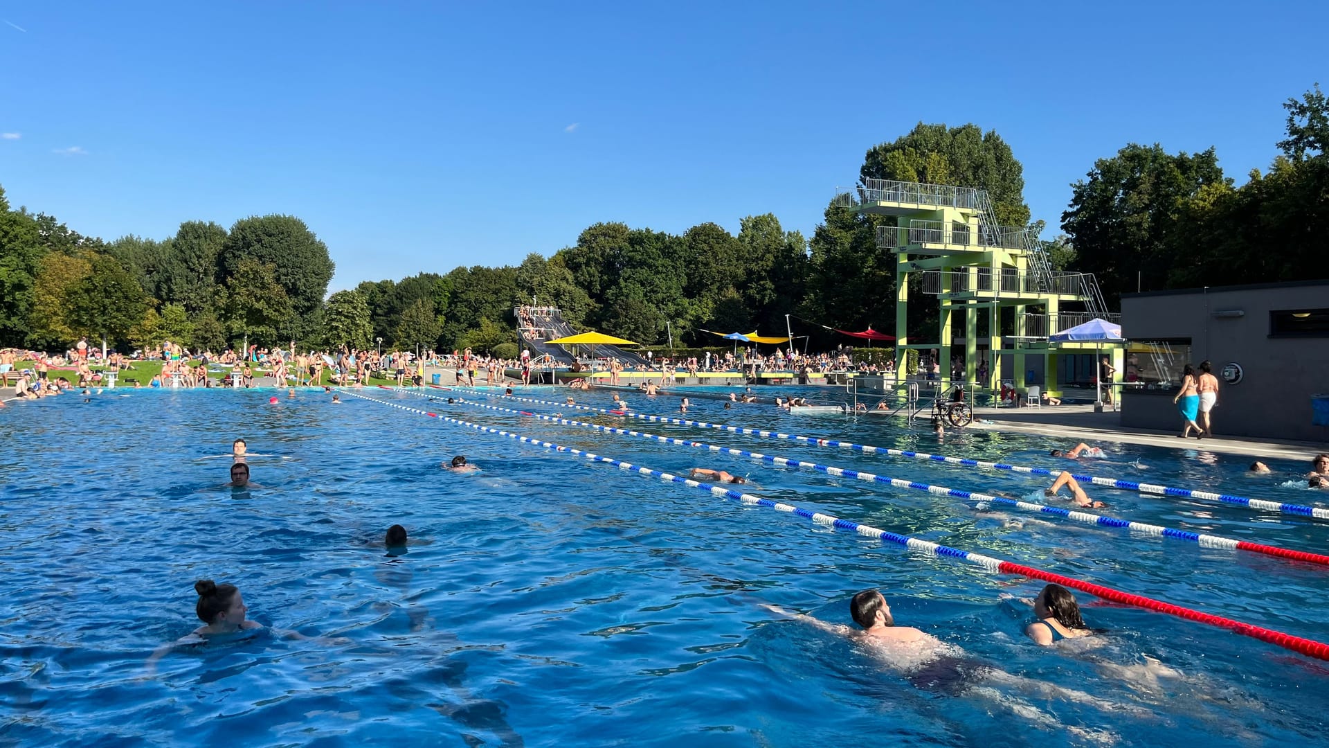 Das Schwimmerbecken im Westbad: Das Personal ist an heißen Tagen besonders aufmerksam.