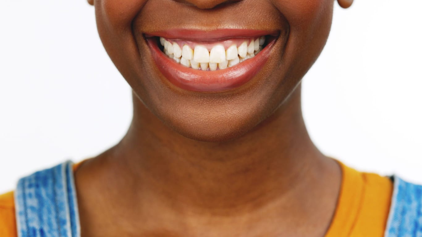 Zähne: Dieses Anzeichen weist auf eine Entzündung hin.