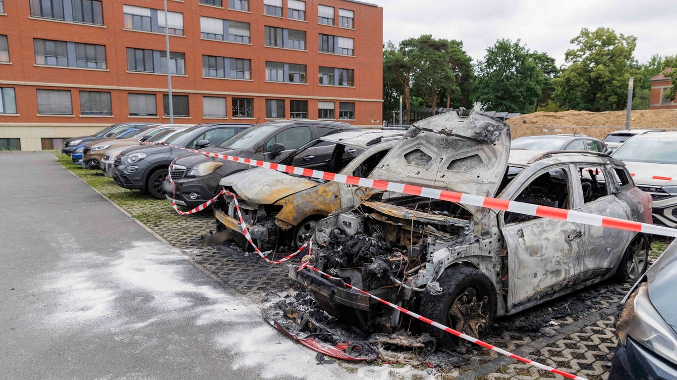 Ausgebrannte Autos: Sie stehen zwischen anderen geparkten Autos auf dem Klinik-Parkplatz vor dem Helios Klinikum Berlin-Buch.