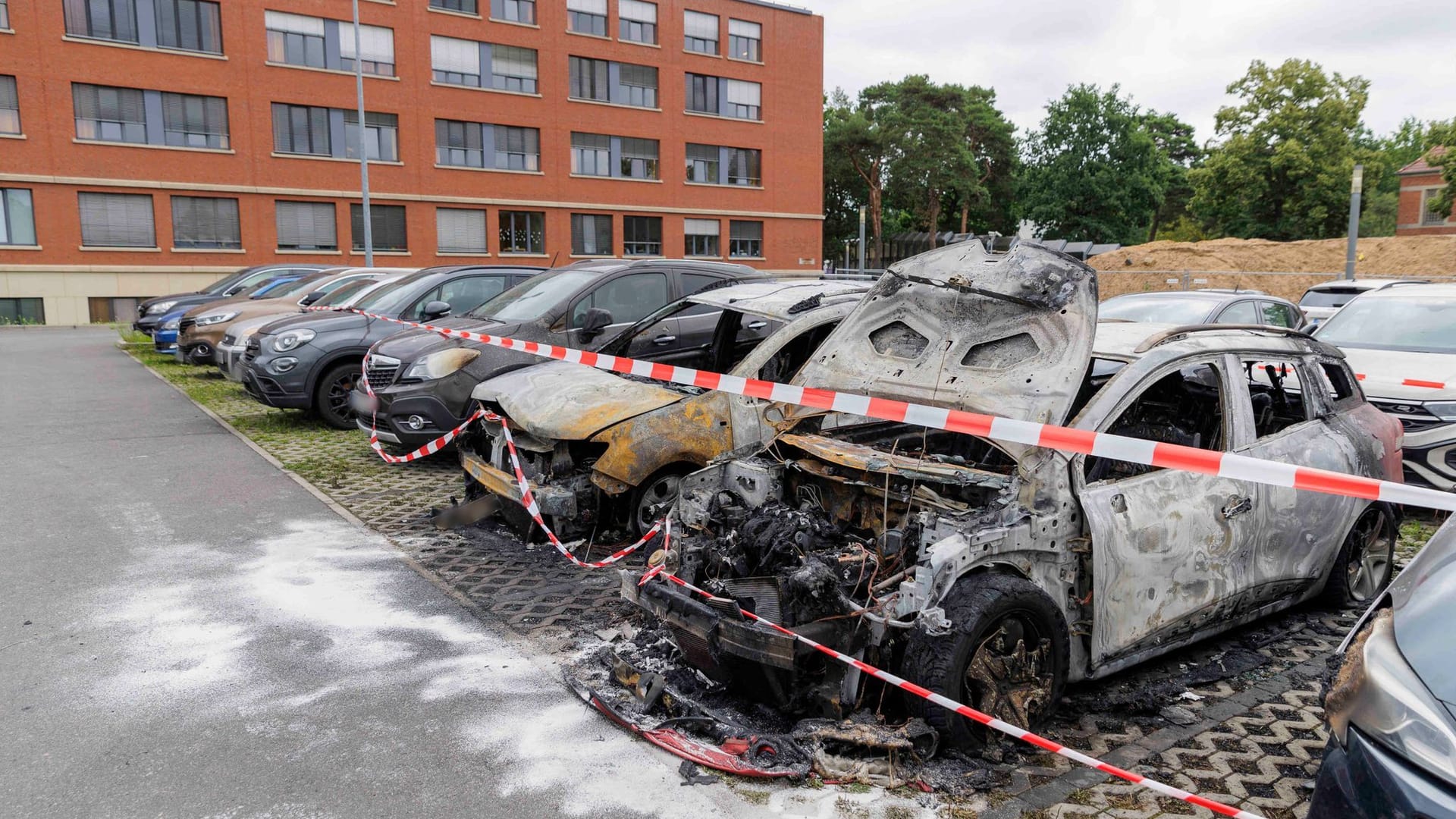 Ausgebrannte Autos: Sie stehen zwischen anderen geparkten Autos auf dem Klinik-Parkplatz vor dem Helios Klinikum Berlin-Buch. Ausgebrannte Autos: Sie stehen zwischen anderen geparkten Autos auf dem Klinik-Parkplatz vor dem Helios Klinikum Berlin-Buch.
