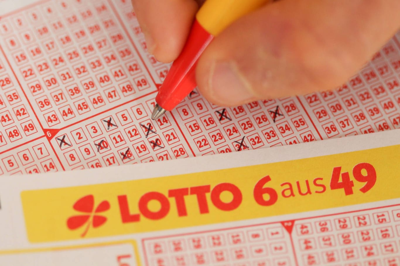 Ein Lottoschein (Archivbild): In Magdeburg hat ein Paar zehn Millionen Euro gewonnen.