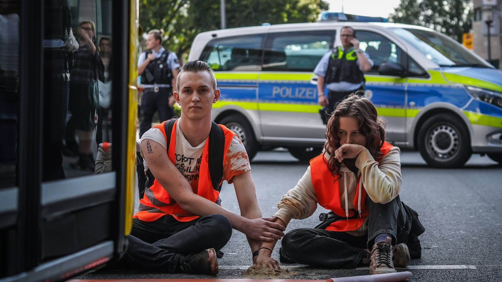 Protestaktion der Klimaaktivesten der "Letzten Generation": Busse des öffentlichen Nahverkehrs wurden an der Weiterfahrt gehindert.