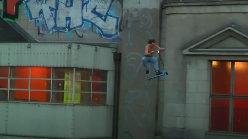 Ein Rollerfahrer springt in den Landwehrkanal: Ein Video der Aktion geht derzeit viral. Ein Rollerfahrer springt in den Landwehrkanal: Ein Video der Aktion geht derzeit viral.