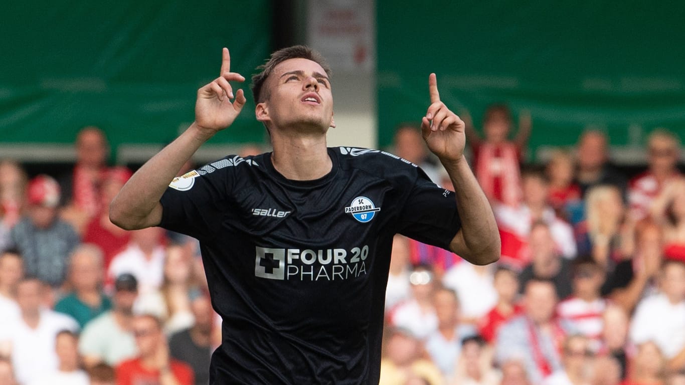 Filip Bilbija feiert einen weiteren Treffer: Der SC Paderborn präsentierte sich in Torlaune.