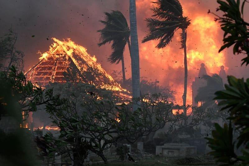 Die Halle der historischen Waiola Church in Lahaina und die nahe gelegene Lahaina Hongwanji Mission stehen in Flammen.