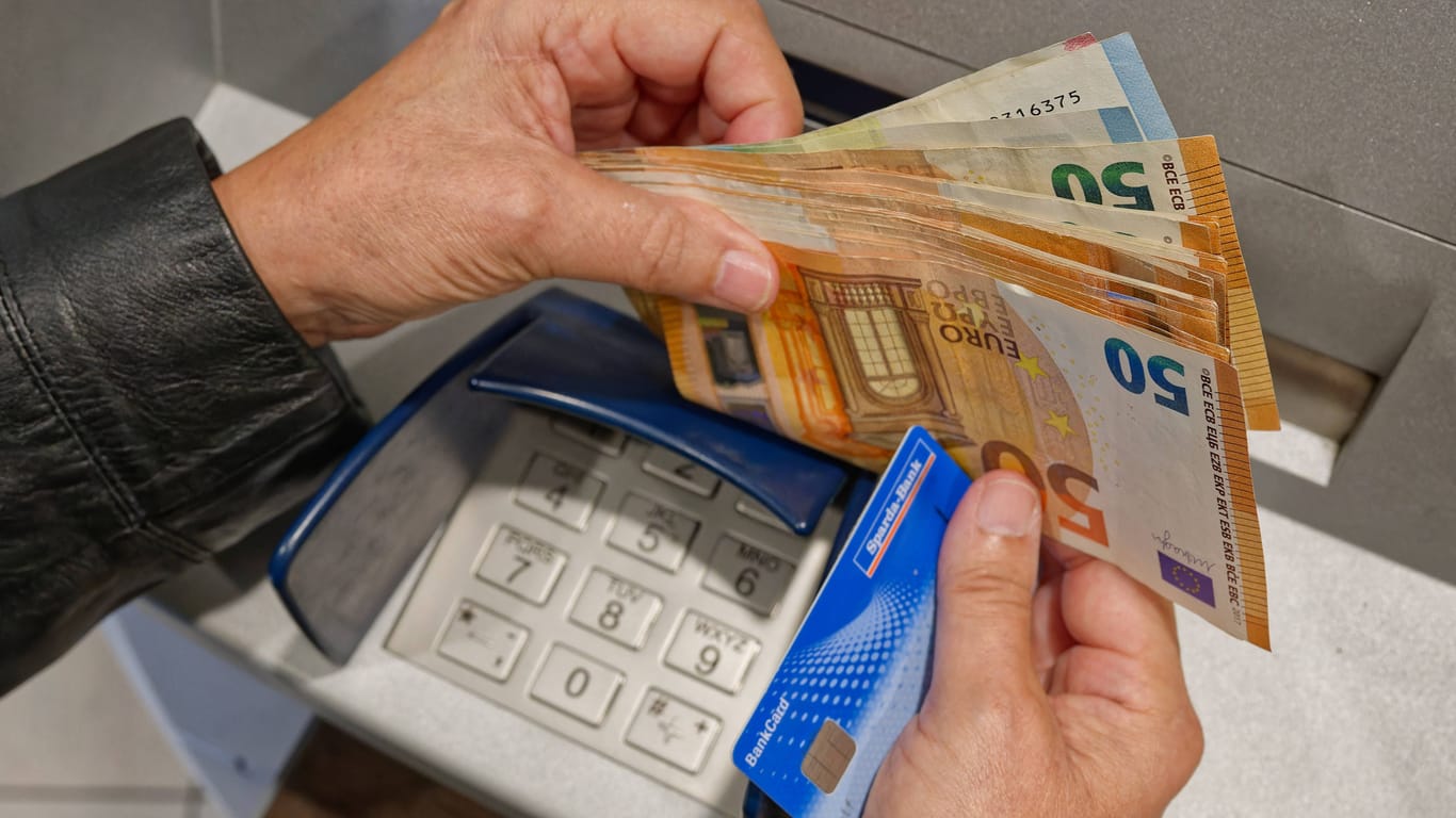 Ein Kunde hebt Geld in einer Bank ab (Symbolbild): Die Polizei Hannover warnt vor Trickbetrügern.