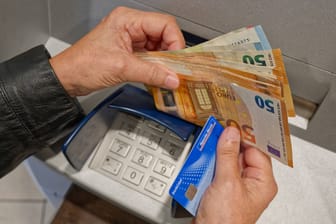 Ein Kunde hebt Geld in einer Bank ab (Symbolbild): Die Polizei Hannover warnt vor Trickbetrügern.