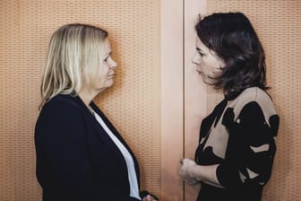 Nancy Faeser (links) und Annalena Baerbock (rechts): Die Innenministerin belegt in die Rangliste der Amts- und Würdenträger Platz acht, Baerbock Platz neun.